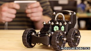 Представлен модульный игрушечный робот.