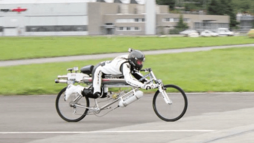 Франсуа Гисси достиг скорости 285 км/ч на велосипеде с ракетным двигателем.