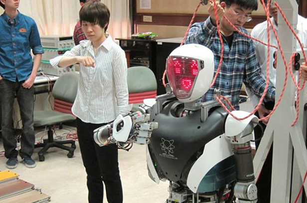 Робот-гуманоид общается на языке жестов!