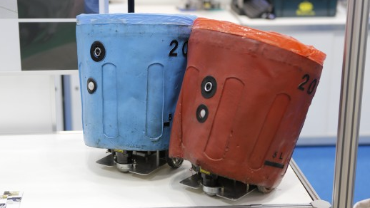 Робот-мусорщик помогает людям подбирать мусор