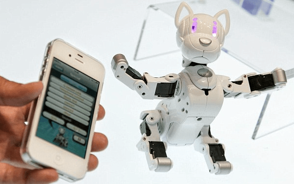 Очередной робот-пес представлен на выставке игрушек в Токио.