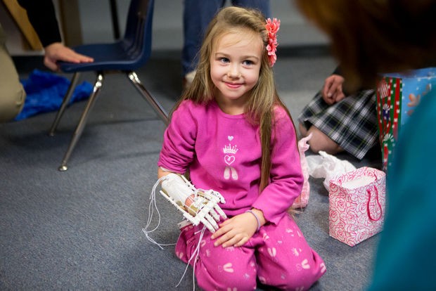 Команда школьников роботехников построила руку для четырехлетней девочки