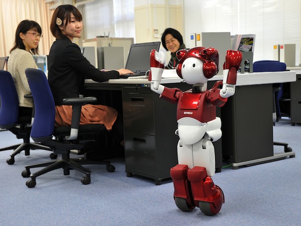Робот EMIEW учиться передвигаться по офису