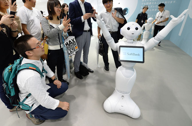 Разговорчивый робот быстро знакомится с людьми