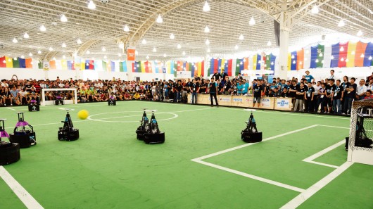 Технологический университет Эйндховена выигрывает чемпионат мира по футболу среди роботов 2014