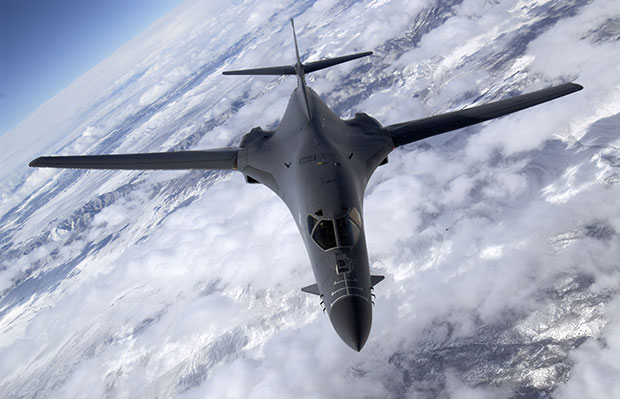 Военные самолеты трансформируются в «перевозчиков» беспилотных летательных аппаратов
