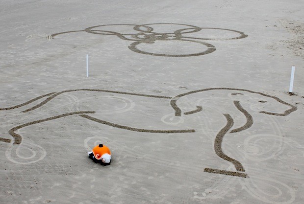 Роботы Disney рисуют гигантские наброски на пляже