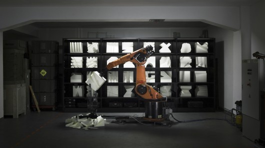 Роботы Robochop через интернет вырежут фигуры из полистирола