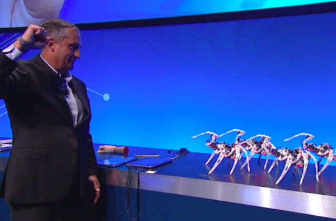 Армией роботов-пауков управляют с помощью жестов