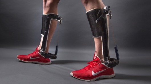 Экзоскелет для лодыжки без механического привода снимает нагрузку с икроножных мышц для повышения эффективности ходьбы