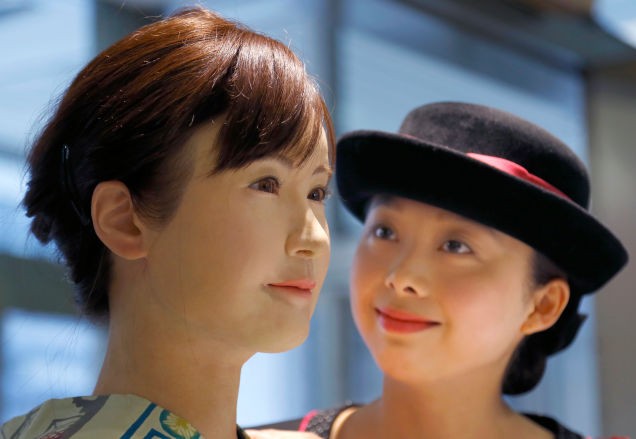 Человекоподобный робот встречает покупателей в японском торговом центре