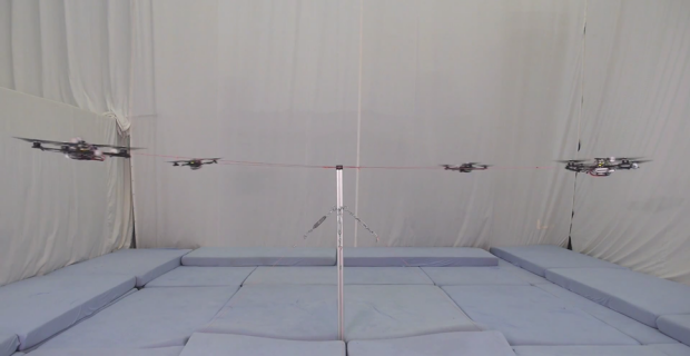 Прикрепленные к столбу дроны выполняют акробатические трюки
