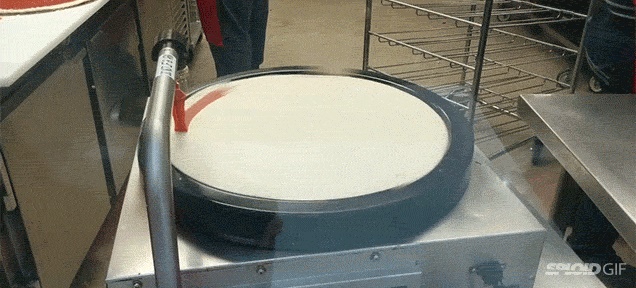В Costco - волшебный прибор, покрывающий пиццы ровным слоем пасты
