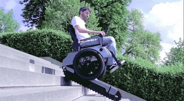 Эта невероятная инвалидная коляска может подняться по лестнице, как танк!