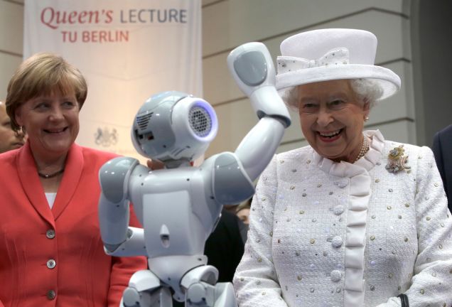 Королева Елизавета встречается с новой королевой-роботом