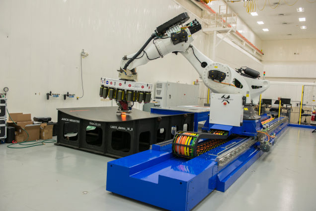 Робот (Ткацкий станок) плетет уклеволокно для производства ракет.