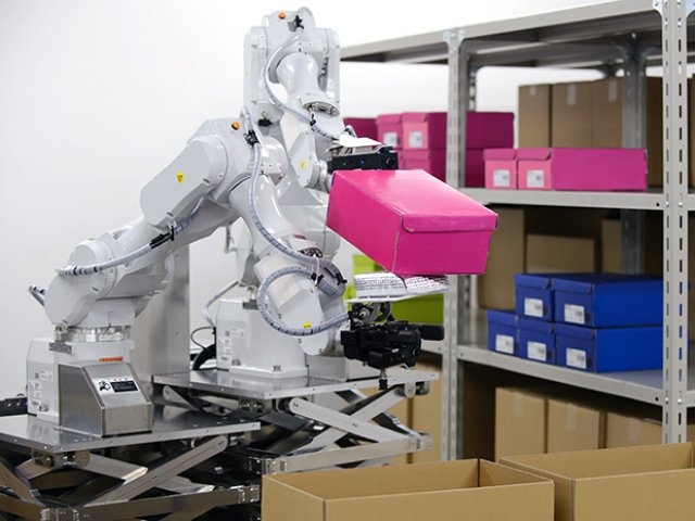 Hitachi разрабатывает двурукого складского робота