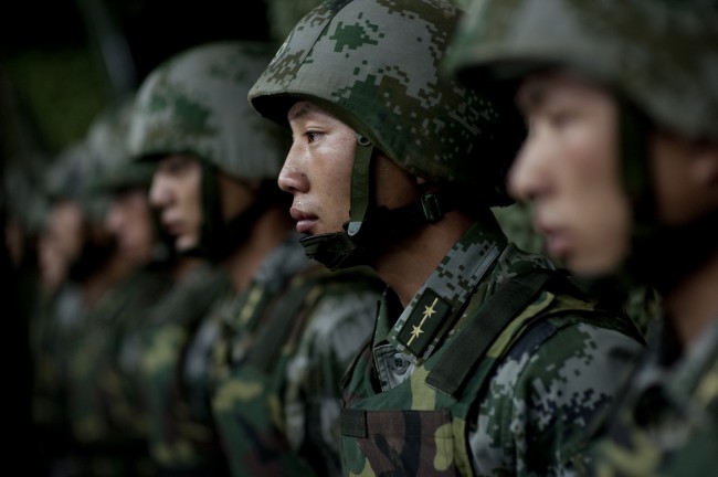 Китайские военные учат управлять роботами с помощью мысли!