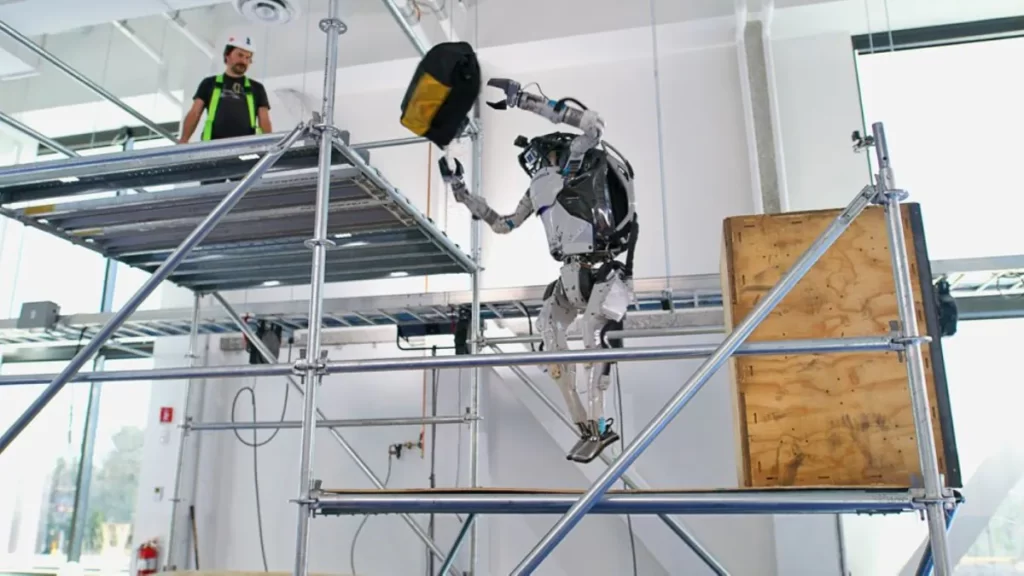 <strong>Boston Dynamics демонстрирует робота Atlas, способного хватать и бросать предметы, как человек</strong>